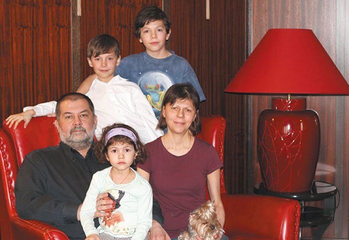 Сергей Лукьяненко с женой и детьми