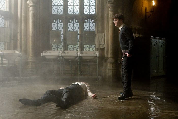Гарри едва не убивает Драко Малфоя во время дуэли